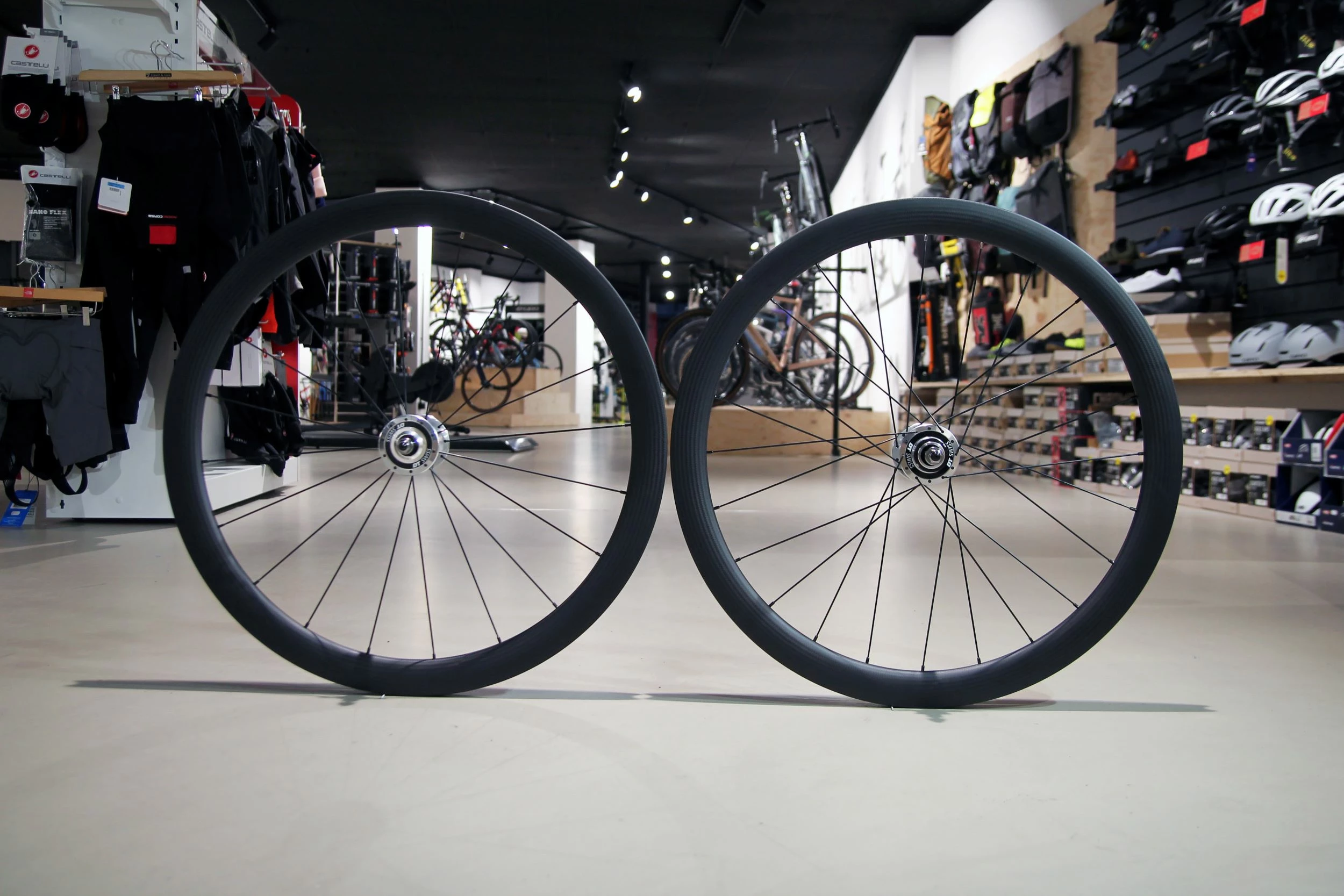 SMParts. Force 45 TLR 3K Twill Weave X DT SWISS 370 Track 20/24 Loch Laufradsatz 2 SMParts. Force 45 TLR 3K Twill Weave X DT SWISS 370 Track 20/24 Loch Laufradsatz – Bild 2