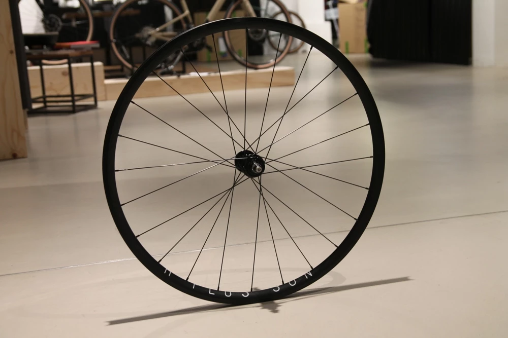 H+Son Archetype X MACK HUBS Low Flange Hinterrad Schwarz 24Loch 1 H+Son Archetype X MACK HUBS Low Flange Hinterrad Schwarz 24Loch