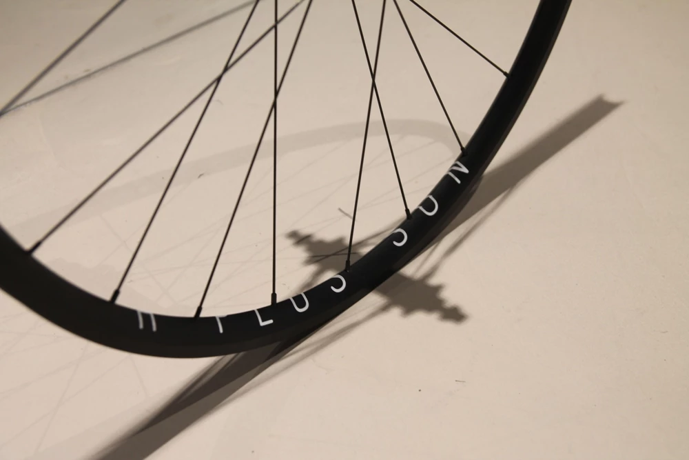 H+Son Archetype X MACK HUBS Low Flange Hinterrad Schwarz 24Loch 2 H+Son Archetype X MACK HUBS Low Flange Hinterrad Schwarz 24Loch – Bild 2