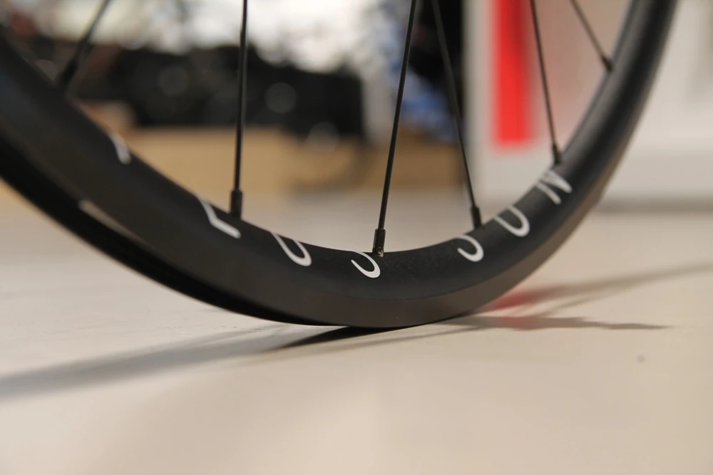 H+Son Archetype X MACK HUBS Low Flange Hinterrad Schwarz 24Loch 4 H+Son Archetype X MACK HUBS Low Flange Hinterrad Schwarz 24Loch – Bild 4