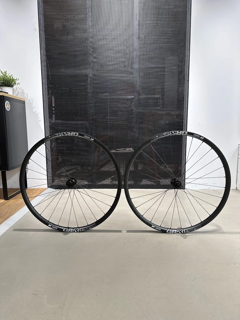 DT-Swiss GR531 X DT-Swiss 350 Road Centerlock Laufradsatz - 28 Loch 1 DT-Swiss GR531 X DT-Swiss 350 Road Centerlock Laufradsatz - 28 Loch