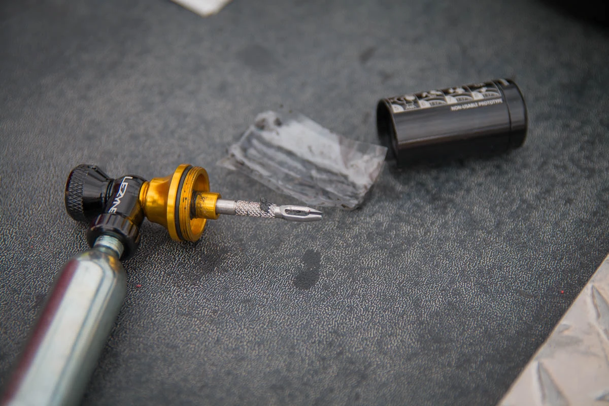 Lezyne Tubeless CO2 Blaster 2in1 Pumpe & Reparaturwerkzeug 3 Lezyne Tubeless CO2 Blaster 2in1 Pumpe & Reparaturwerkzeug – Bild 3